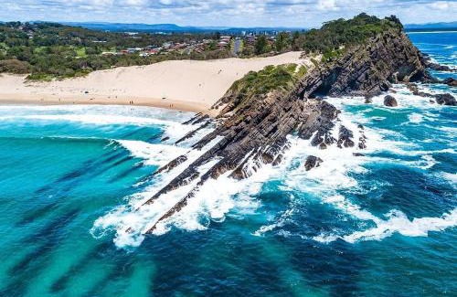 Forster House | Experience Bennett's Bliss: Ocean View & Family Friendly