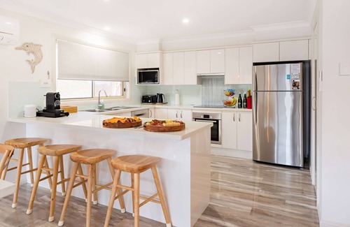 Corlette House | Experience Benny's At The Bay: Pet-Friendly Oceanfront Retreat