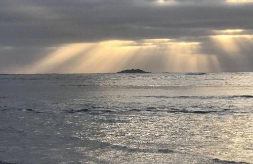 Encounter Bay House | Experience Benny's Beach House: Pet-Friendly Oceanfront Stay