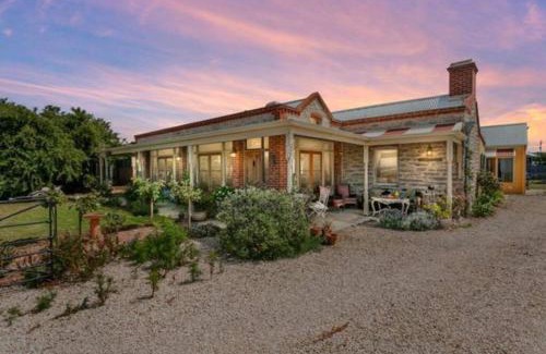 Encounter Bay House | Experience Benny's Beach House: Pet-Friendly Oceanfront Stay