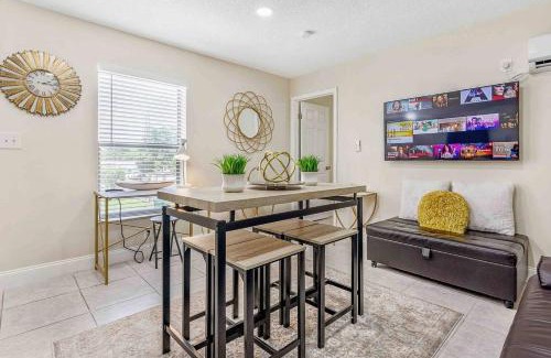 Hollywood Apartment | Top-Rated Bens High Roller Suite: Family-Friendly Comfort