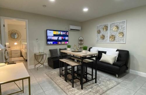 Hollywood Apartment | Top-Rated Bens High Roller Suite: Family-Friendly Comfort