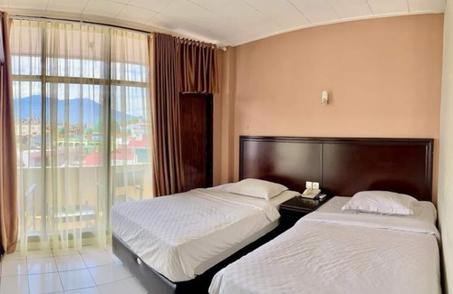 Bukittinggi Hotel | Budget-Friendly Benteng Hotel: Family Dining & Breakfast