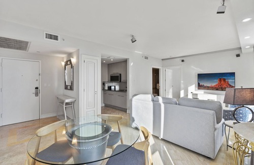 South of Fifth Apartment | Pet-Friendly Bentley Beach Condo with Ocean View & Pool