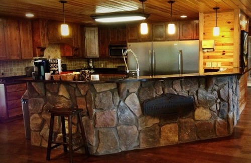 Maysville Resort | Top-Rated Bentonville Area Private Retreat with Spa & Pool