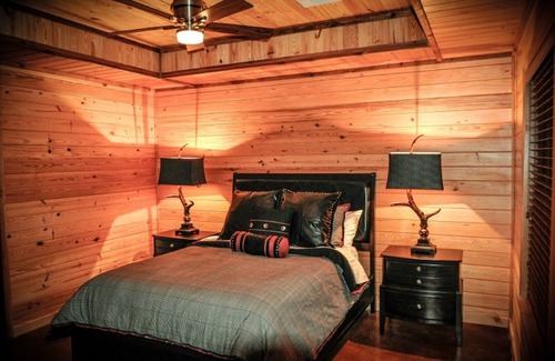 Maysville Resort | Top-Rated Bentonville Area Private Retreat with Spa & Pool