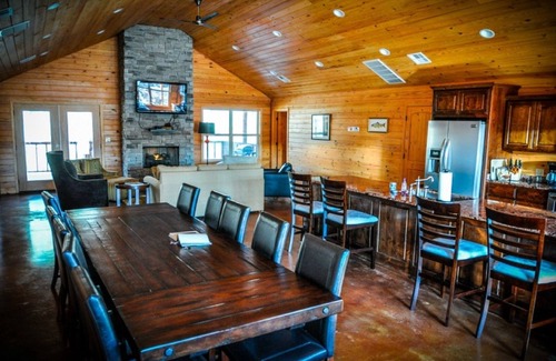 Maysville Resort | Top-Rated Bentonville Area Private Retreat with Spa & Pool