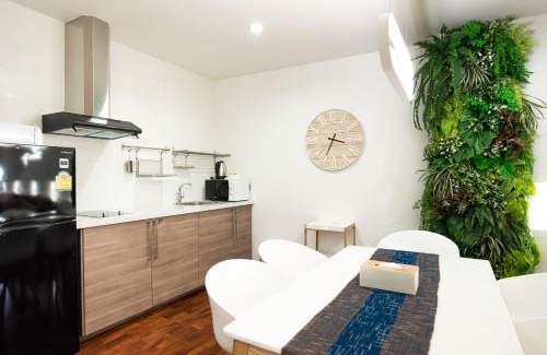 Chidlom Apartment | Relax at Benviar Tonson Residence: Poolside Family Retreat