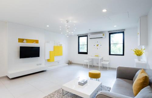 Chidlom Apartment | Relax at Benviar Tonson Residence: Poolside Family Retreat