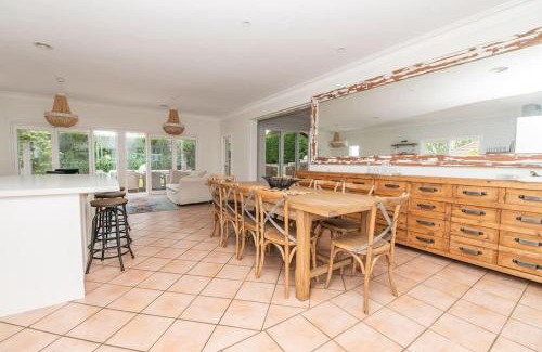 Orange House | Benview Cottage: Spacious Living, Pet-Friendly Near CBD