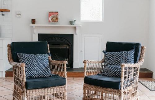 Orange House | Benview Cottage: Spacious Living, Pet-Friendly Near CBD