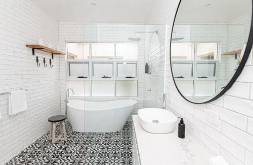 Orange House | Benview Cottage: Spacious Living, Pet-Friendly Near CBD