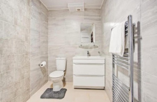 Newcastle-upon-Tyne Apartment | Family-Friendly Benwell Apartments with Relaxing Hot Tub