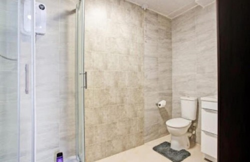 Newcastle-upon-Tyne Apartment | Family-Friendly Benwell Apartments with Relaxing Hot Tub