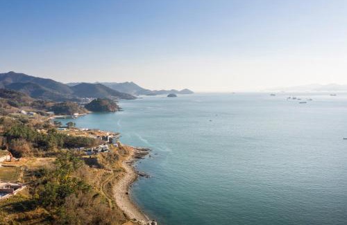 Namhae House | Relax at Beotkkotgil Jinaseo: Family-Friendly Spa Retreat