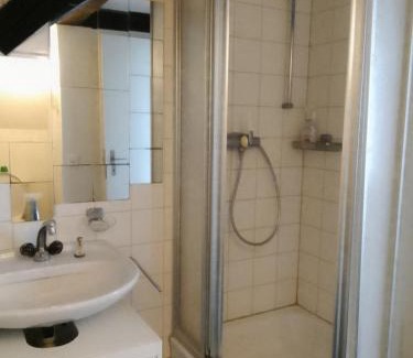 Binningen House | Bequemes, ruhiges Zimmer mit Doppelbett in der Nähe des Zentrums und des Bahnhofs