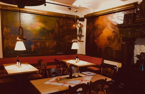 Mainz-Bingen Hotel | Discover Comfort at Berg's Backpacker: Pet Friendly & Hot Tub