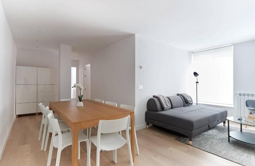 Segundo Ensanche Apartment | Recently Renovated Hotel in Pamplona with Family Amenities