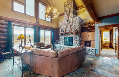 Tabernash House | Discover Bergamont Bliss: Family-Friendly with Hot Tub