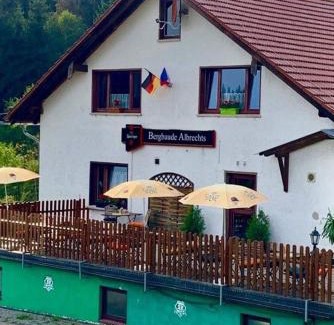 Suhl House | Cozy Bergbaude Albrechts: Pet-Friendly Retreat with Breakfast