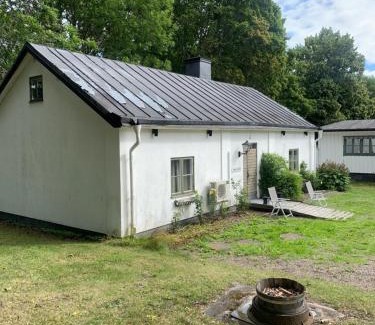 Hallstavik Hotel | Relax at Bergby Herrgård: Pet-Friendly with Hot Tub & Breakfast