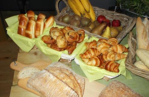 Bertignat Bed & Breakfast | Discover Bergeveaux: Oceanfront Stay with Pool & Breakfast