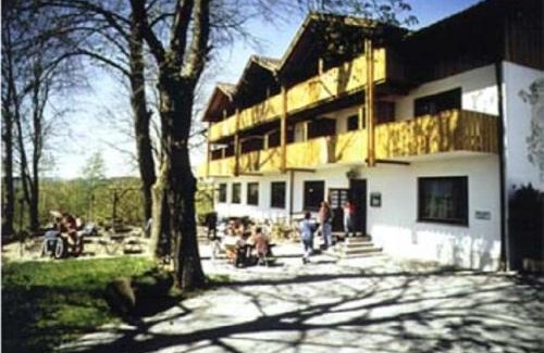 Regen House | Cozy Berggasthof Hinhart: Family-Friendly Dining Awaits