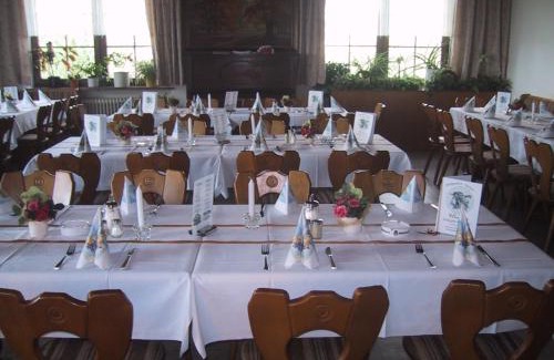 Regen House | Cozy Berggasthof Hinhart: Family-Friendly Dining Awaits