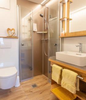Lesachtal Hotel | Cozy Berggasthof - Pension Lahnerhof with Oceanfront Views