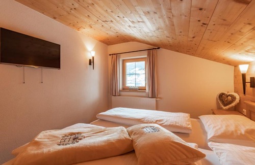 Kitzbuehel Apartment | Welcoming Berggasthof Staudachstub'n with Pet-Friendly Amenities