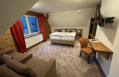 Oerlinghausen Hotel | Discover Berggasthof Tönsblick: Pet-Friendly Retreat