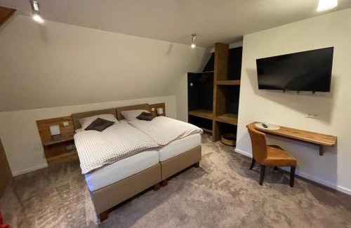 Oerlinghausen Hotel | Discover Berggasthof Tönsblick: Pet-Friendly Retreat