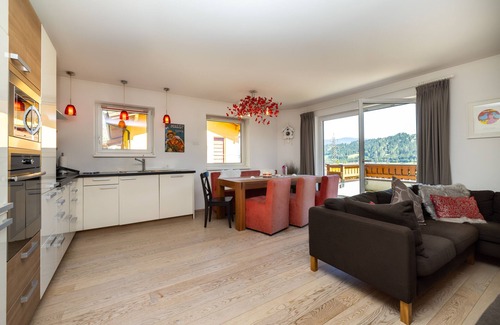 Flachau Apartment | Top-Rated "Berghaus" Ski-In/Ski-Out Apartment with Pool