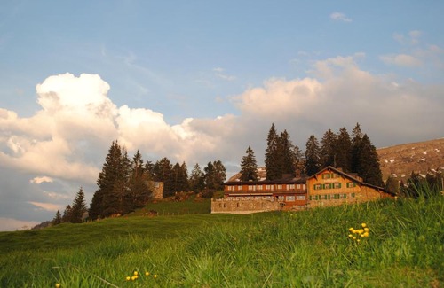 Alt Sankt Johann Hotel | Explore Berghotel Sellamatt: Family-Friendly & Pet Welcoming