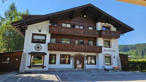 Ramsau am Dachstein Apartment | Cozy Bergidyll Top 1 Garden Apartment with Kitchen Amenities