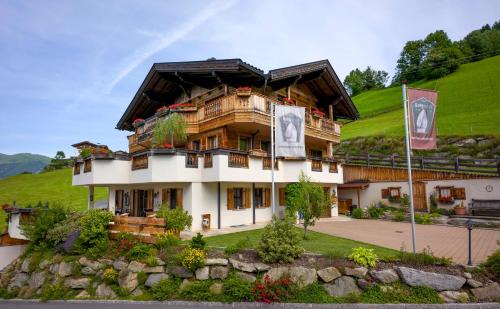 Gattererberg Apartment | Discover Bergkristall: 4-Star Gem with Family-Friendly Amenities