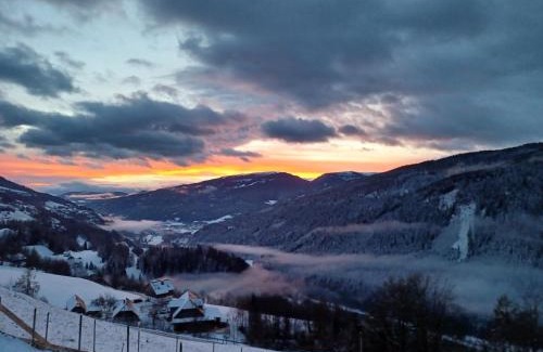 Sankt Georgen am Kreischberg Apartment | Pet-Friendly Bergruhe: Highly Rated with Family Amenities