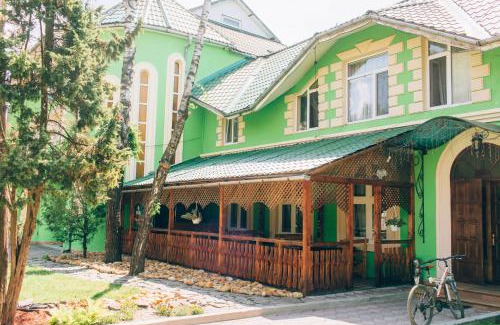 Perechin Hotel | Discover Berizka: Pet-Friendly Retreat with Hot Tub
