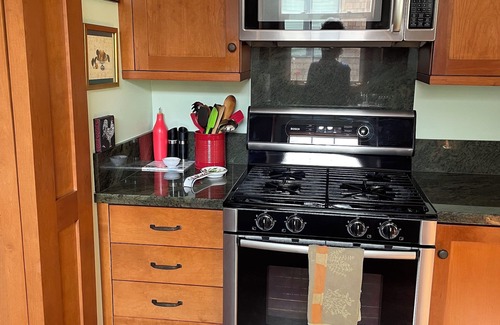 Albany House | Ideal Berkeley/Albany 2 BR Home with Pool & Ocean Views