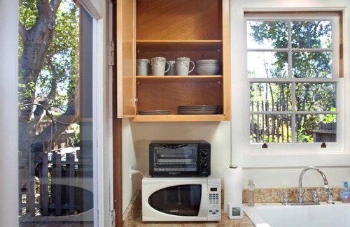 Poets Corner Apartment | Berkeley Cottage: Stylish Retreat with Great Wi-Fi & Pet-Friendly