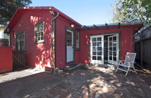 Poets Corner Apartment | Berkeley Cottage: Stylish Retreat with Great Wi-Fi & Pet-Friendly