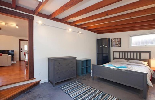 Poets Corner Apartment | Berkeley Cottage: Stylish Retreat with Great Wi-Fi & Pet-Friendly