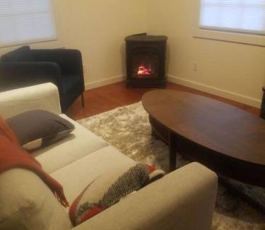 Poets Corner Apartment | Berkeley Cottage: Stylish Retreat with Great Wi-Fi & Pet-Friendly