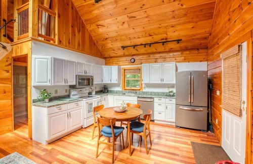 Washington Cabin | Pet-Friendly Berkshires Log Cabin with Lake Views & Breakfast