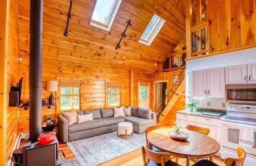 Washington Cabin | Pet-Friendly Berkshires Log Cabin with Lake Views & Breakfast