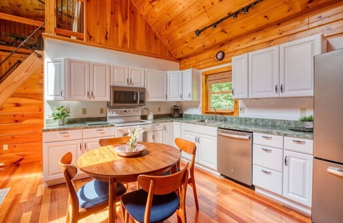 Washington Cabin | Pet-Friendly Berkshires Log Cabin with Lake Views & Breakfast