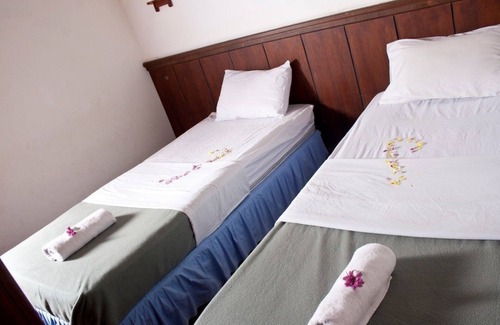 Cipanas Hotel | Inviting Stay at Berlian Resort: Pool, Restaurant & More