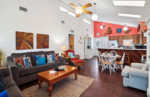 Bermuda Beach House | Beachfront Bermuda Bungalow with Ocean View Amenities