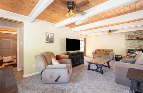Pine Mountain Club House | Family-Friendly Bernina Dr. Retreat for Unforgettable Stays