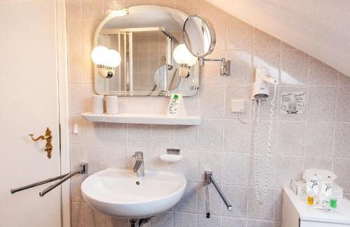 Busum Hotel | Bernstein-Hotel Bootshaus: Pet-Friendly Oceanfront Escape
